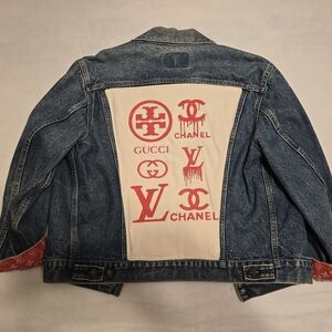 mens levi's denim jacket sz 46L w/custom design embroidery